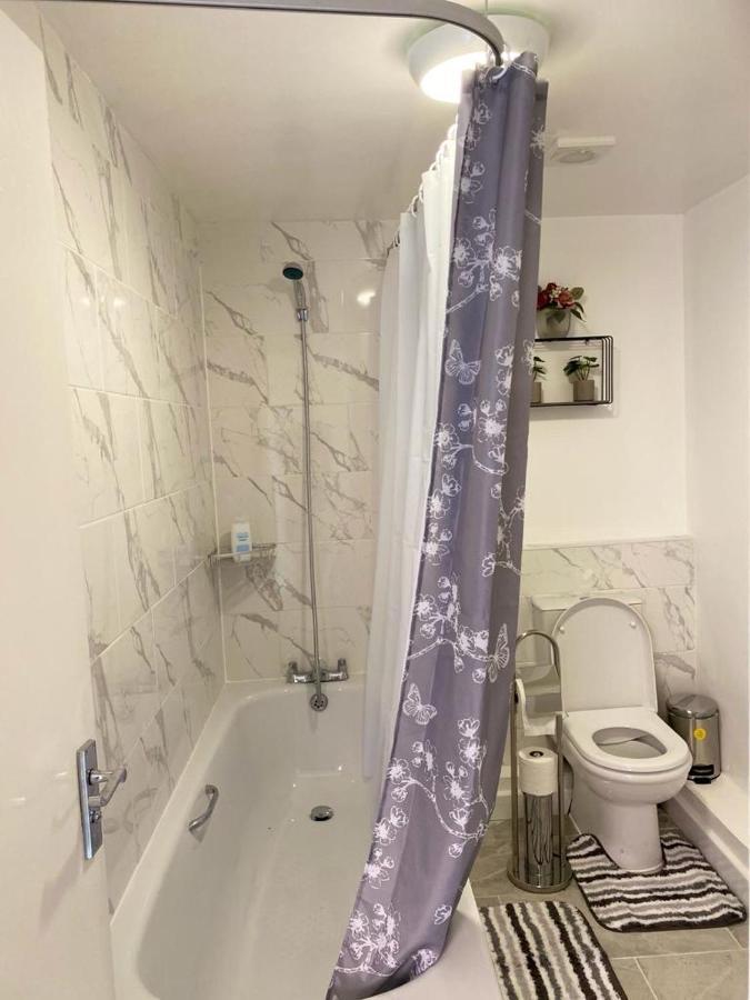 Excellent And Amazing Apartment With Private Parking Gillingham  Exterior photo