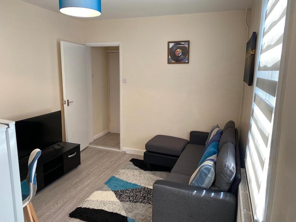 Excellent And Amazing Apartment With Private Parking Gillingham  Exterior photo