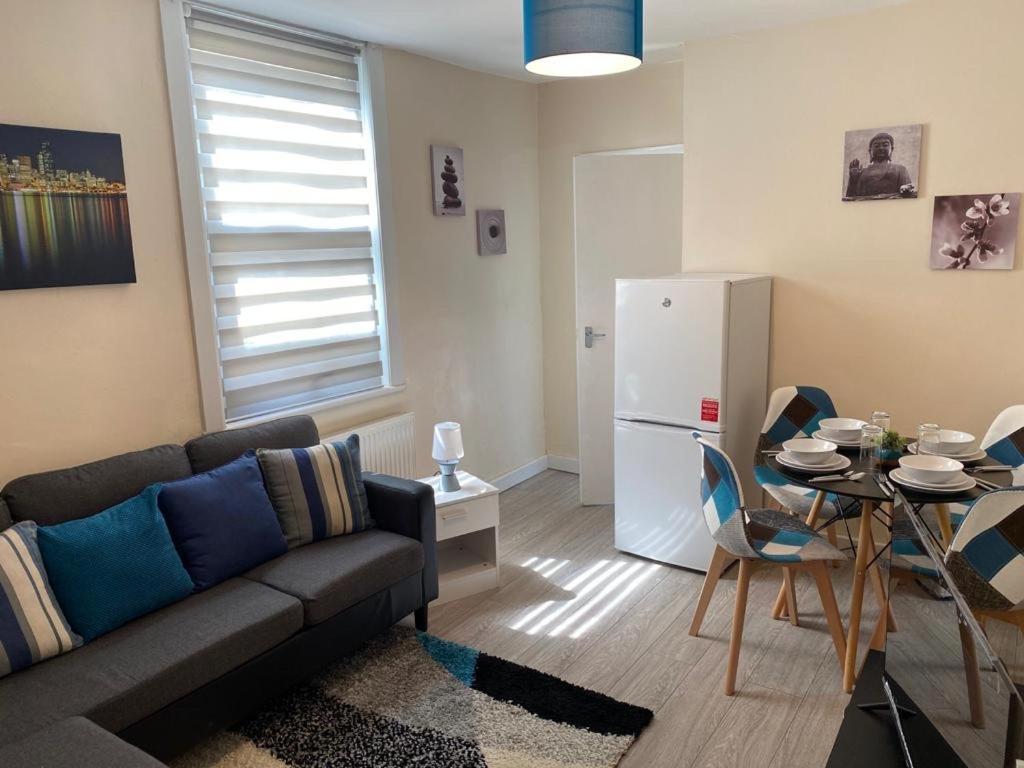 Excellent And Amazing Apartment With Private Parking Gillingham  Exterior photo
